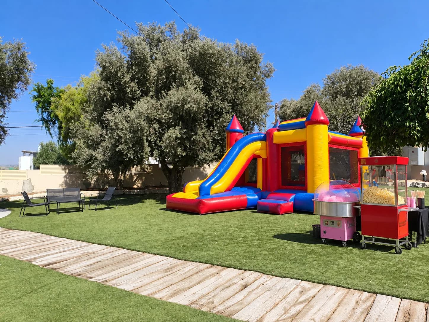 חבילת ימי הולדת עם מתנפחים ומכונות מזון