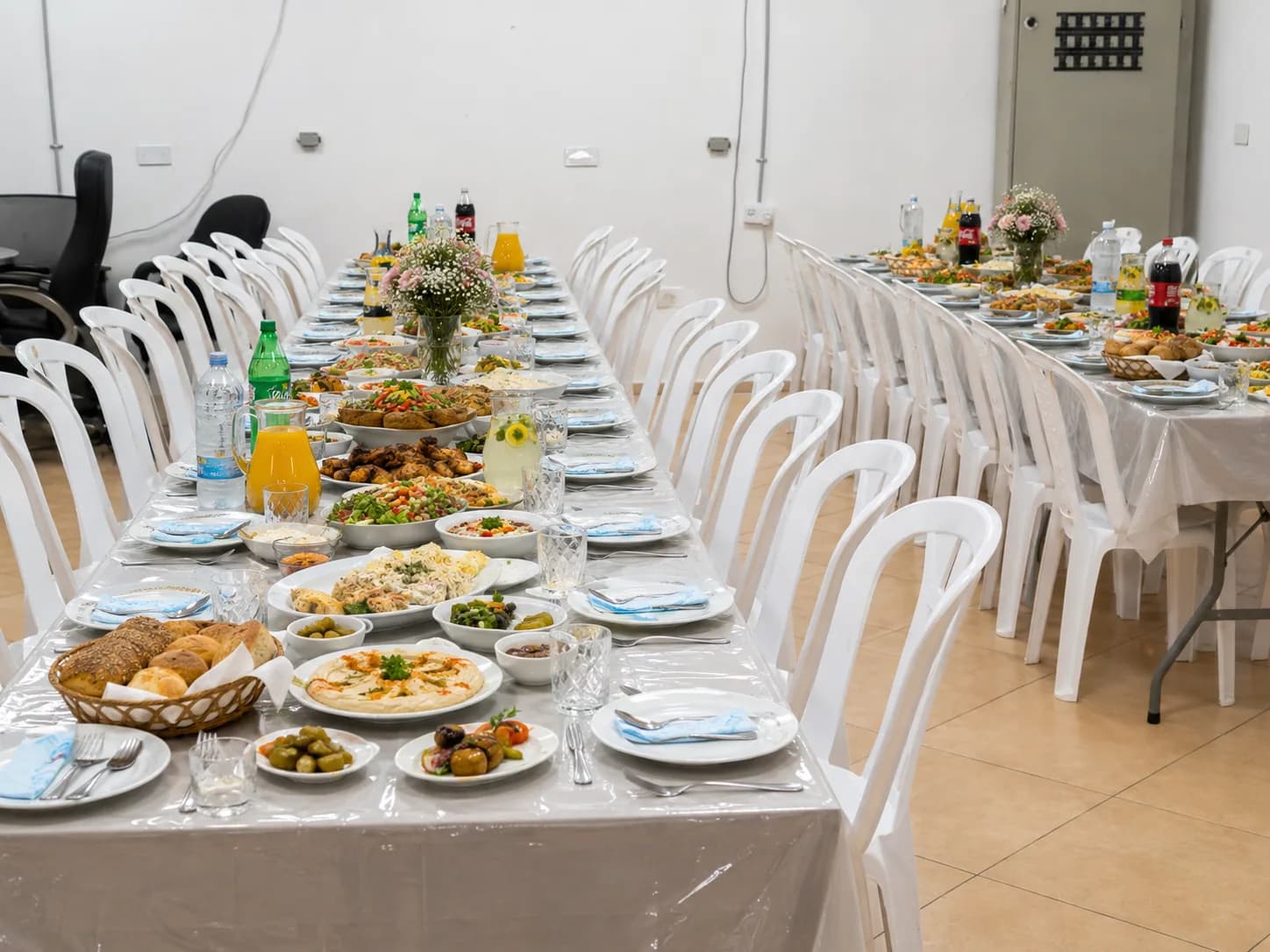 פינת ישיבה ואירוח ערוכה בחוות אלפא ליד נתיבות