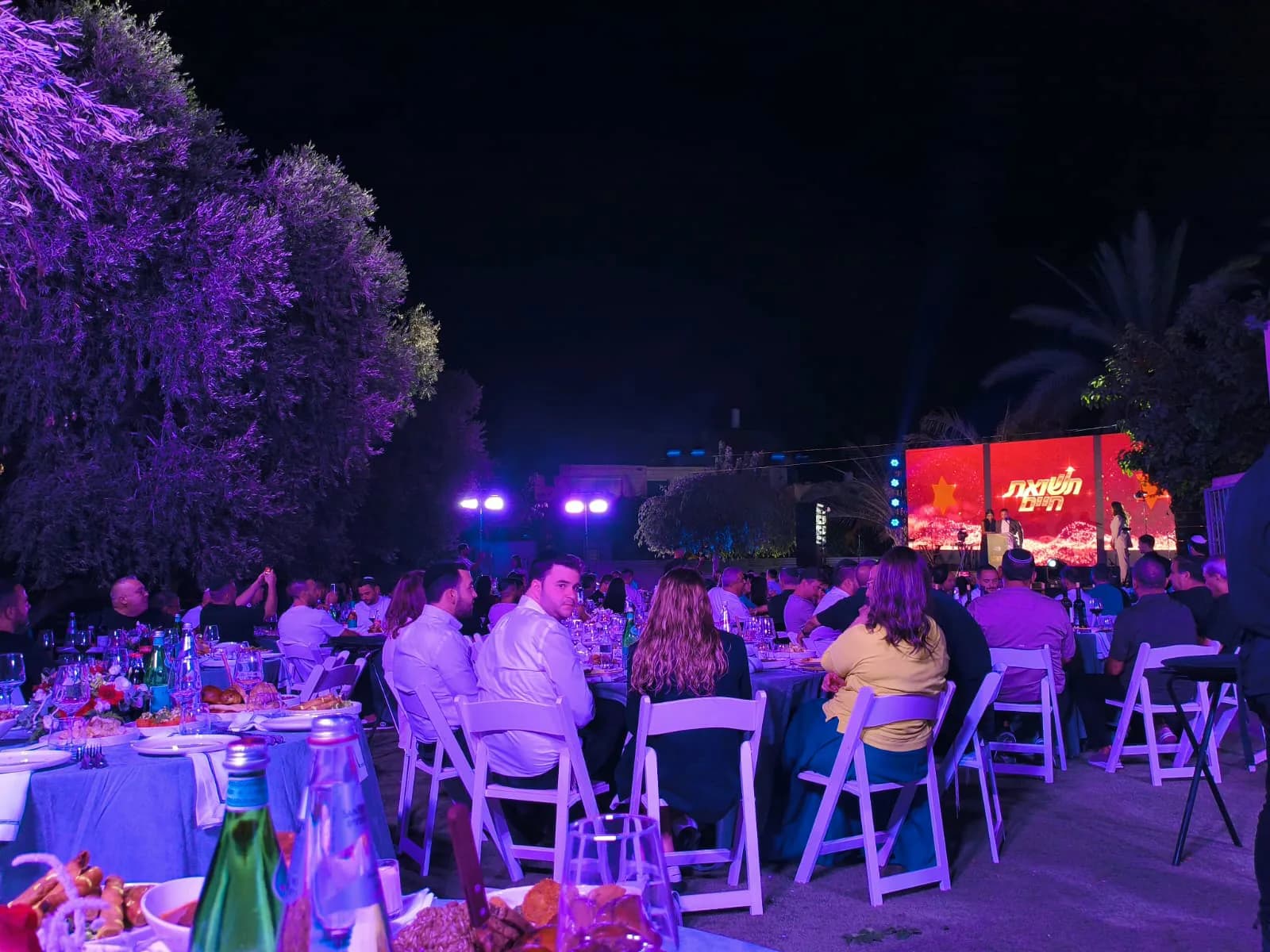דינר התרמה של עזר מציון באחוזת אלפא ליד נתיבות עם שולחנות ערוכים לכ-250 משתתפים