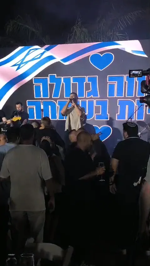 עדן חסון בהופעה בדינר עזר מציון שנערך באחוזת אלפא