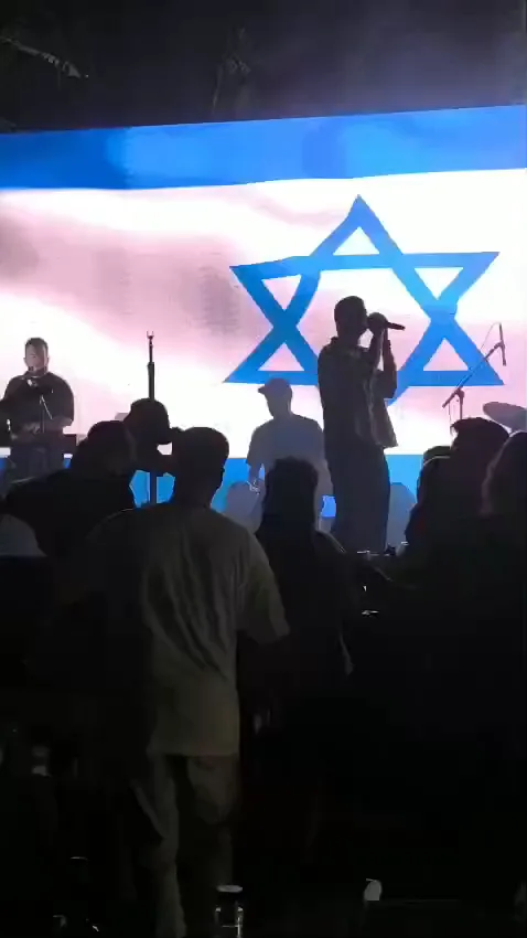 הופעת עדן חסון בדינר עזר מציון באחוזת אלפא עם דגל ישראל על המסך