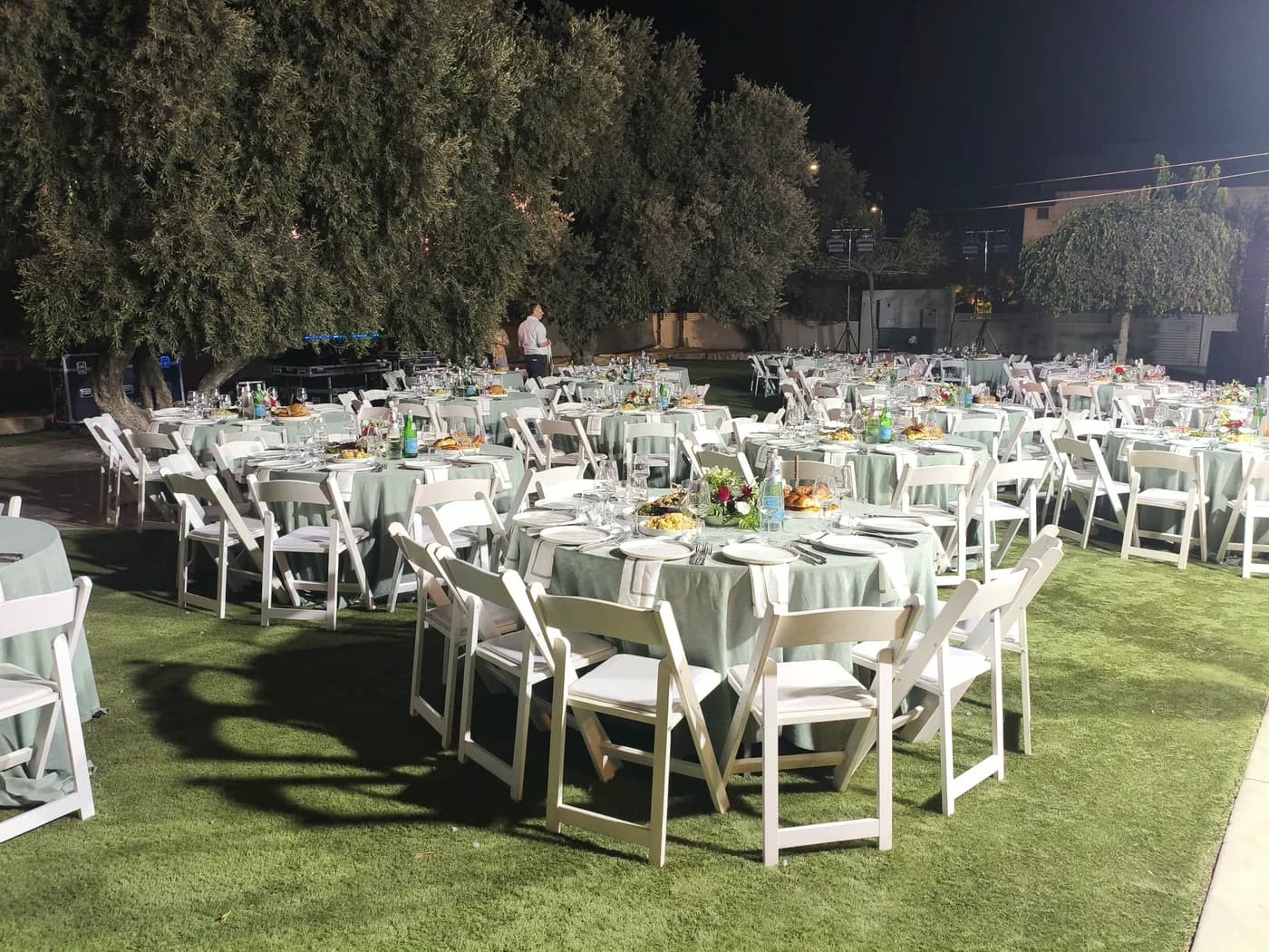 שולחנות ערוכים בדינר עזר מציון שנערך באחוזת אלפא בבית הגדי ליד נתיבות